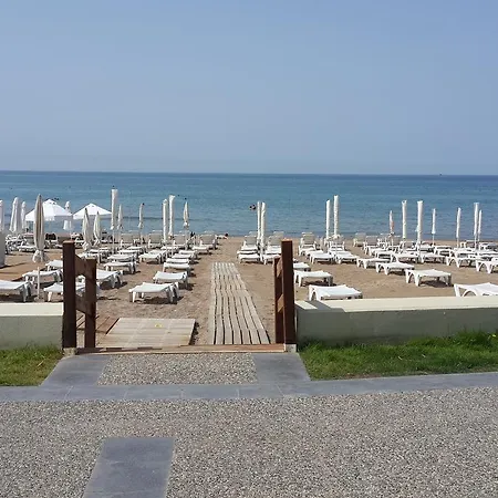 Strand Apartment *